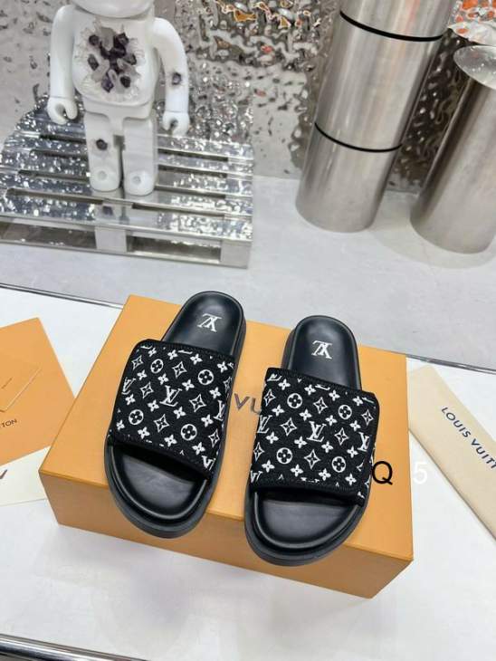 Picture of Louis Vuitton Slippers _SKULVsz38-46JY0174256